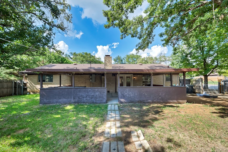 Photo 5 of 29 - 7344 Laurie Dr, Fort Worth, TX 76112