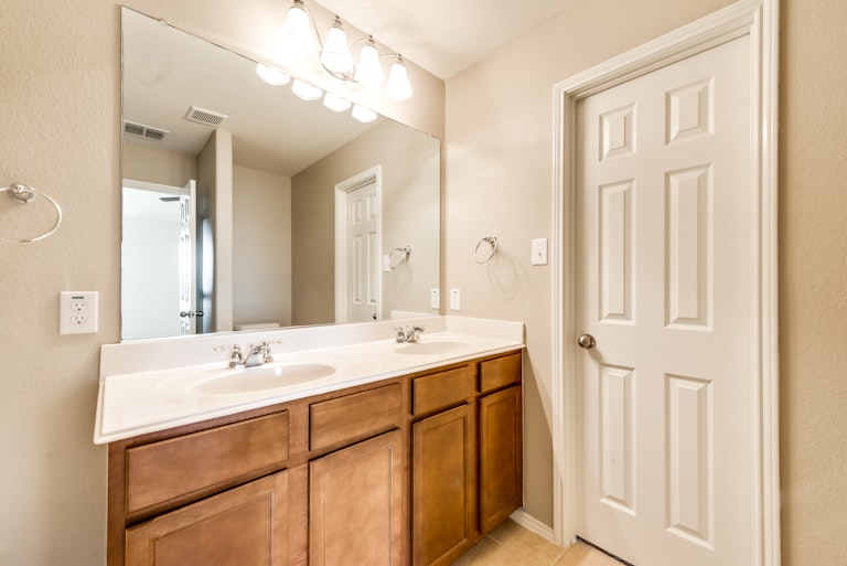 Photo 17 of 28 - 14000 Zippo Way, Haslet, TX 76052