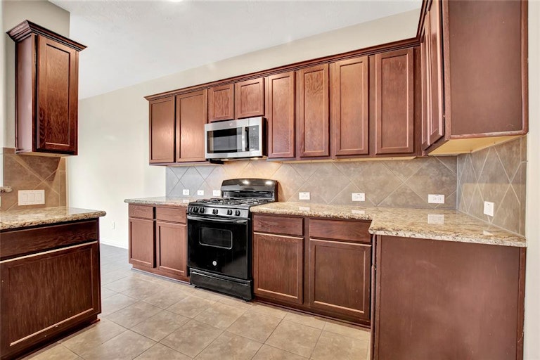 Photo 12 of 28 - 8302 Quest Ct, Rosharon, TX 77583