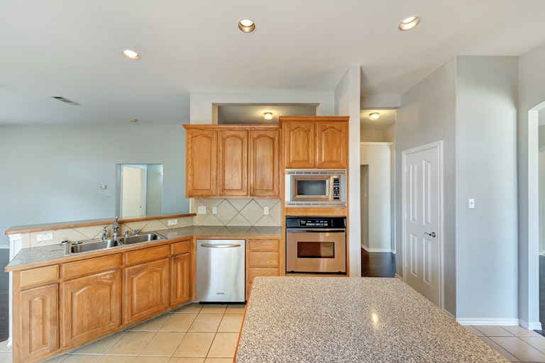 Photo 8 of 26 - 12601 Sweet Bay Dr, Euless, TX 76040