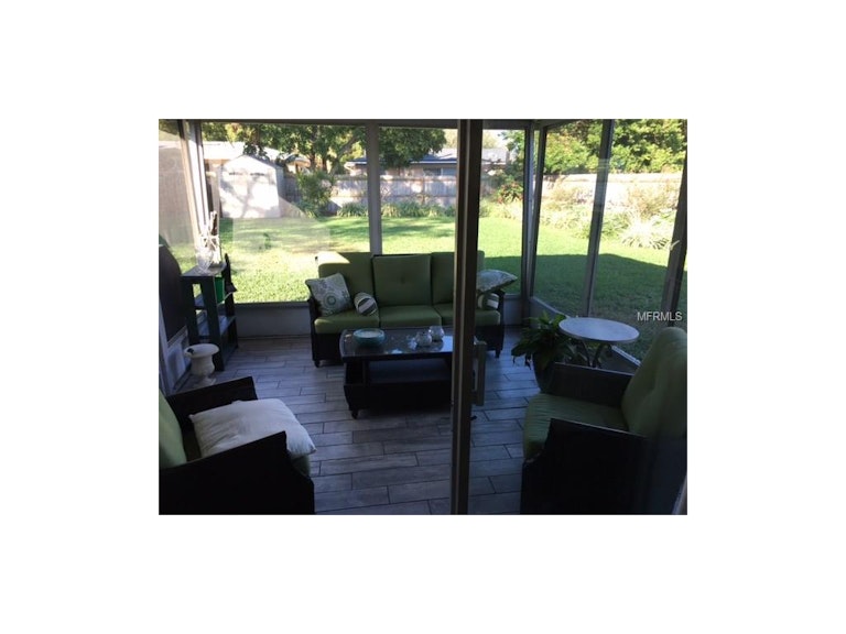 Photo 5 of 11 - 10945 87th Ave, Seminole, FL 33772