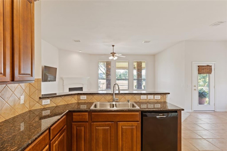 Photo 12 of 30 - 423 Black Diamond Ct, Fairview, TX 75069