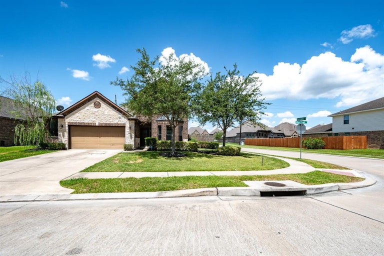 Photo 3 of 37 - 3206 W Trail Dr, Pearland, TX 77584