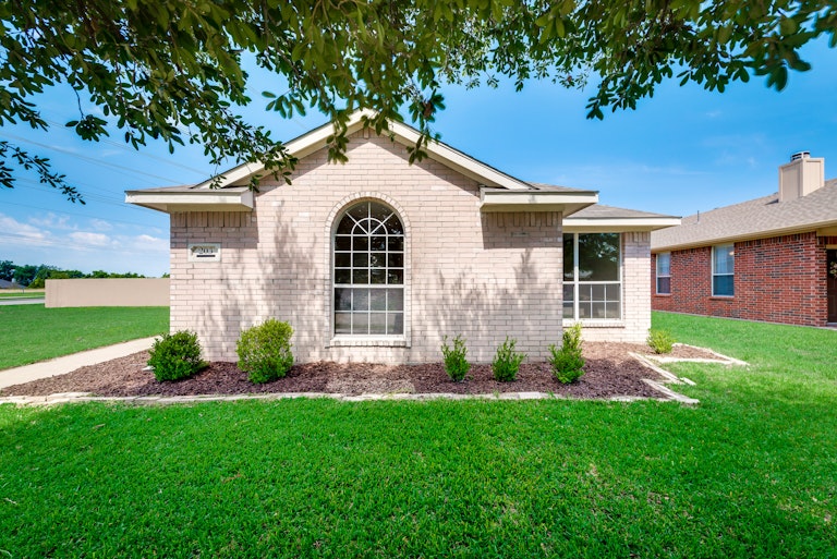 Photo 1 of 32 - 203 Piccadilly Cir, Wylie, TX 75098