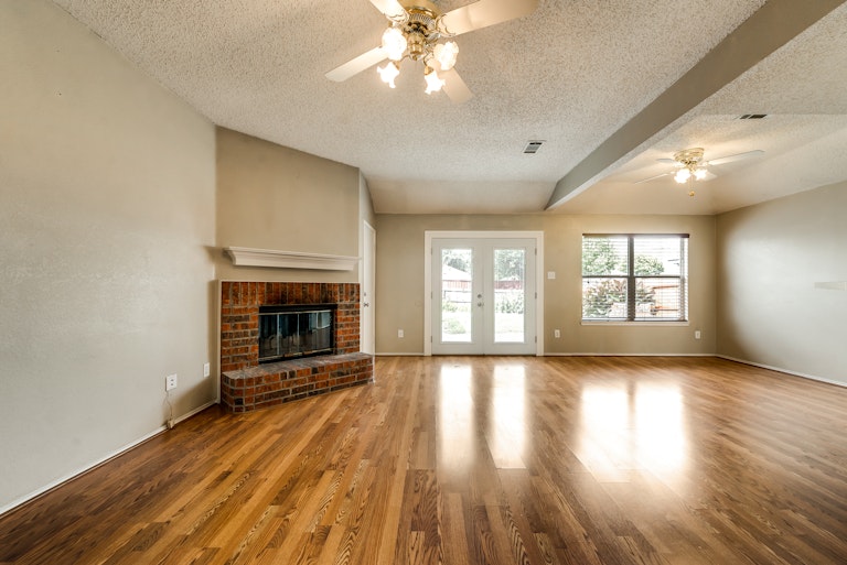 Photo 3 of 29 - 2736 Hidden Springs Dr, Mesquite, TX 75181