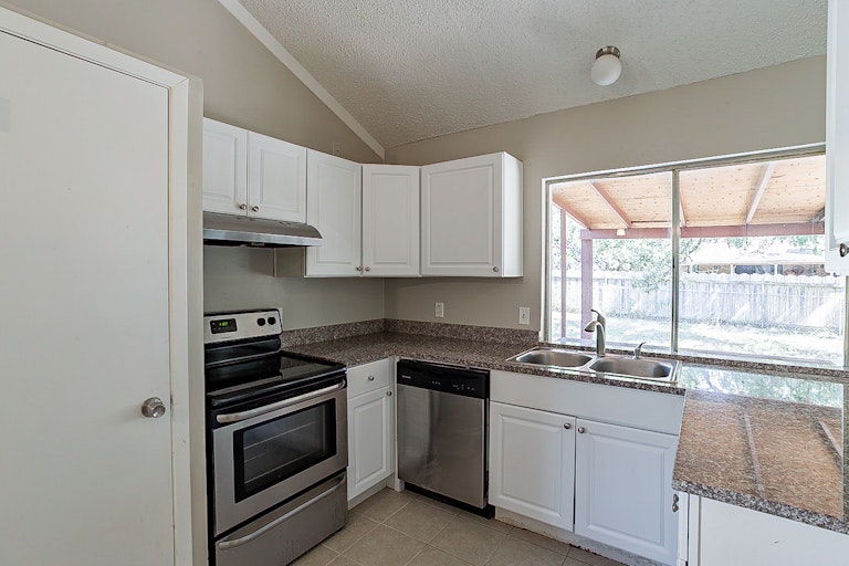 Photo 8 of 18 - 4927 Brandeis St, San Antonio, TX 78249