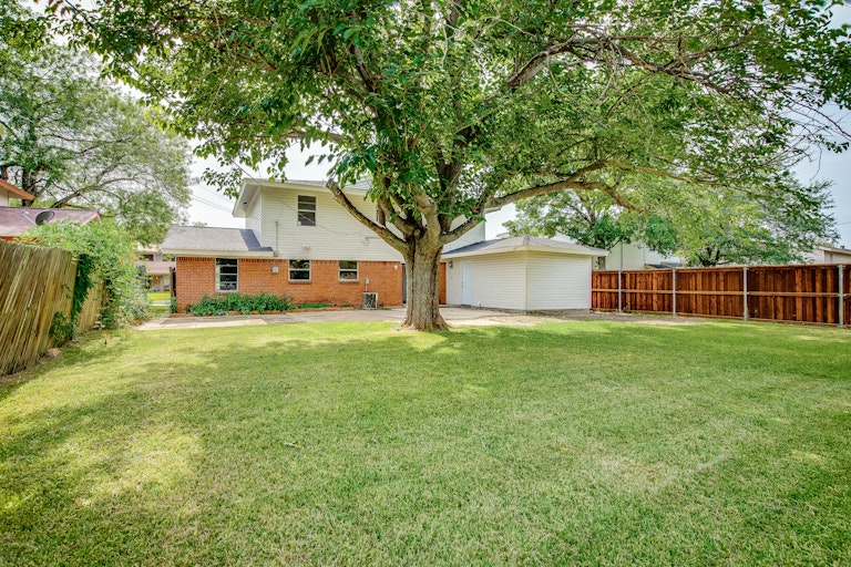 Photo 4 of 25 - 2920 Harlan Dr, Mesquite, TX 75150