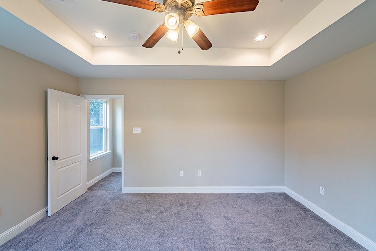 Photo 17 of 32 - 901 Grenshaw St, Houston, TX 77088