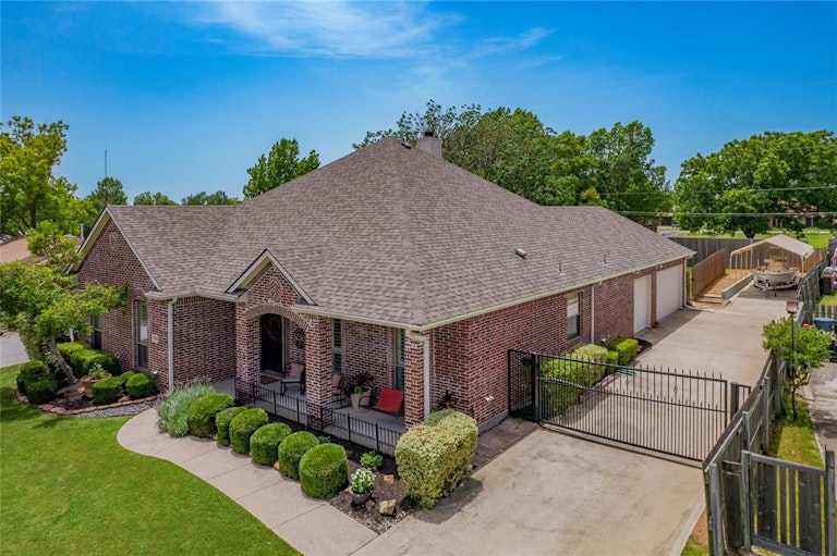 Photo 1 of 40 - 6909 Coral Ln, Sachse, TX 75048