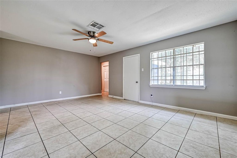 Photo 10 of 32 - 8638 Valley Flag Dr, Houston, TX 77078