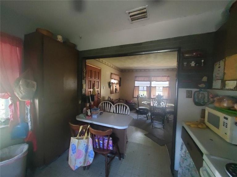 Photo 8 of 77 - 1610 W Knollwood St, Tampa, FL 33604
