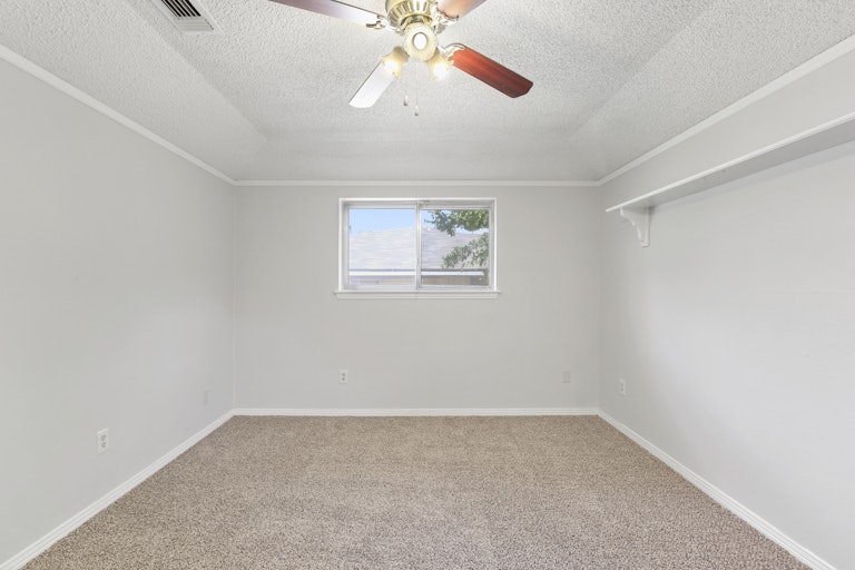 Photo 17 of 26 - 142 Bailey Dr, Desoto, TX 75115