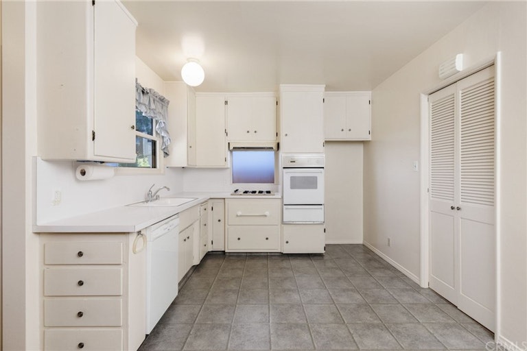 Photo 14 of 36 - 1331 Gates Ave, Manhattan Beach, CA 90266