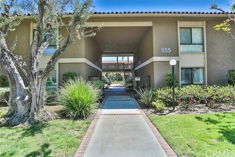 Photo 2 of 30 - 555 S La Veta Park Cir #116, Orange, CA 92868