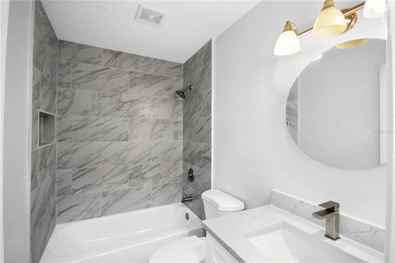Photo 16 of 23 - 125 E Iris Dr, Orange City, FL 32763