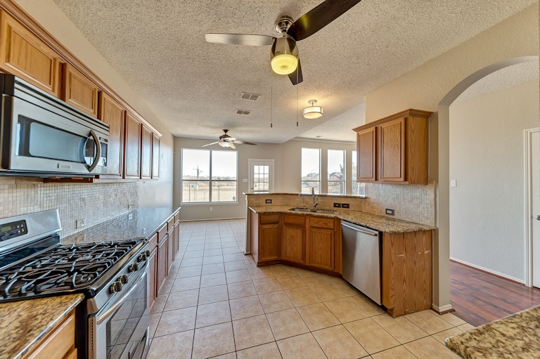 Photo 4 of 34 - 8024 Gila Bend Ln, Fort Worth, TX 76137