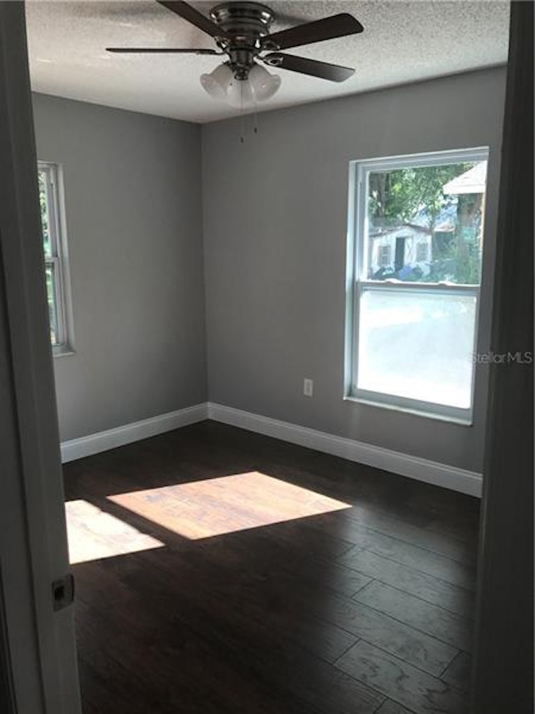 Photo 13 of 24 - 1550 N Rhodes St, Mount Dora, FL 32757