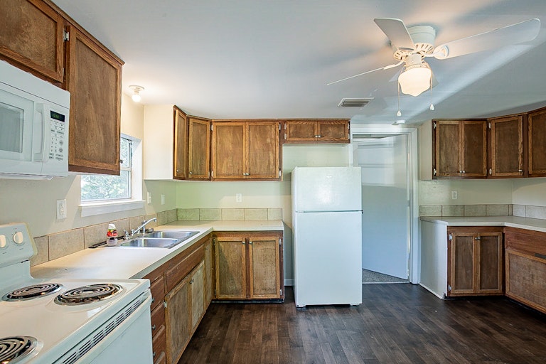 Photo 8 of 16 - 1401 E Voorhis Ave, Deland, FL 32724