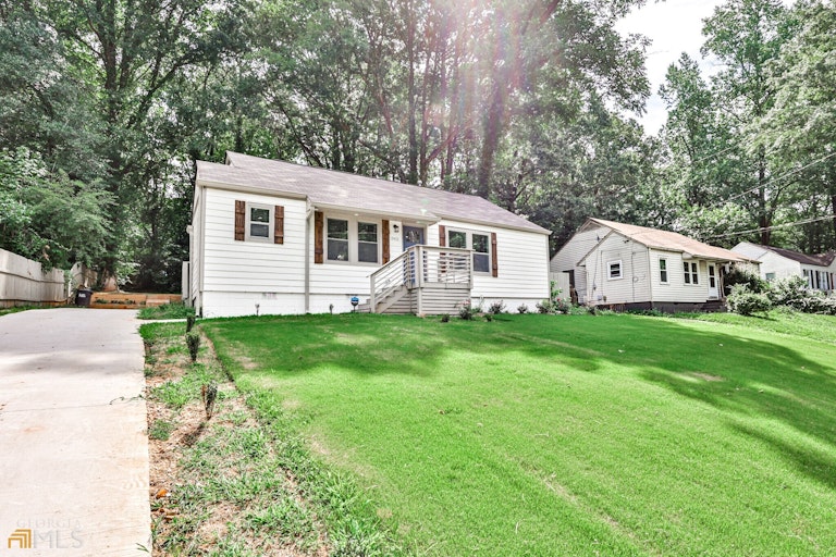 Photo 2 of 21 - 1963 Headland Dr, Atlanta, GA 30344