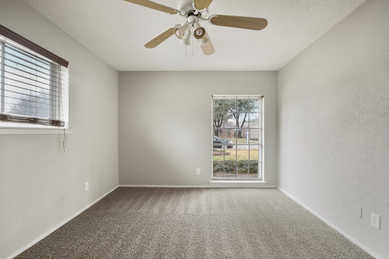 Photo 22 of 26 - 1600 Lexington Pl, Bedford, TX 76022