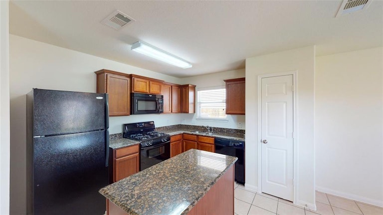 Photo 8 of 29 - 915 Marigold Rd, Baytown, TX 77521