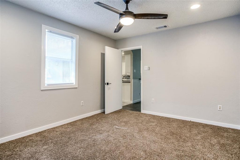 Photo 11 of 19 - 551 Cripple Creek Dr, Duncanville, TX 75116