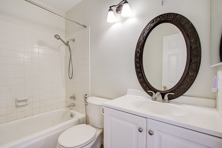 Photo 30 of 39 - 7572 Burgoyne Ln, Sacramento, CA 95823