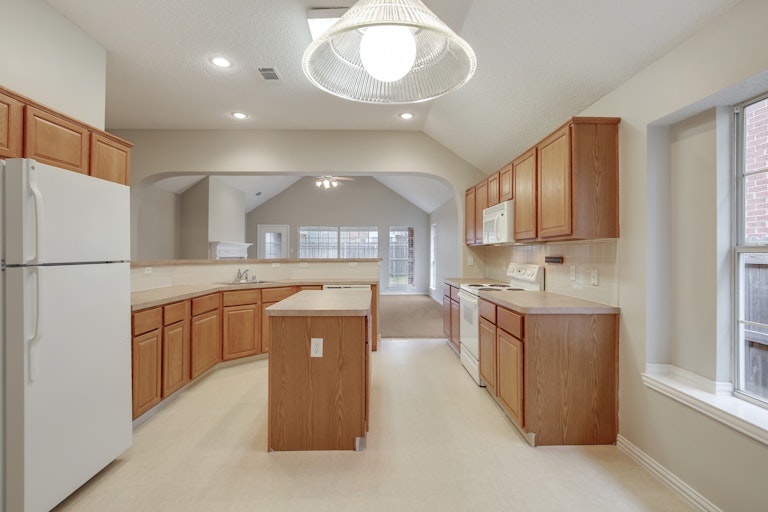Photo 10 of 27 - 4612 Marguerite Ln, Fort Worth, TX 76123