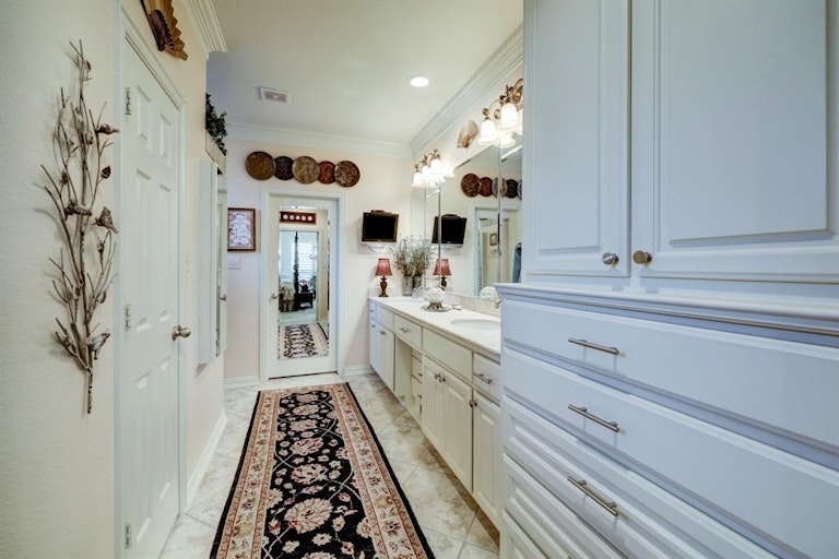 Photo 18 of 36 - 1518 Pine Chase Dr, Houston, TX 77055