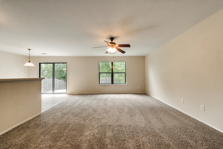 Photo 4 of 30 - 7213 Lindentree Ln, Fort Worth, TX 76137