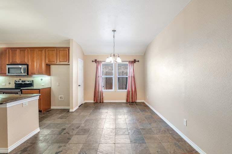 Photo 8 of 25 - 8705 Vista Royale Dr, Fort Worth, TX 76108