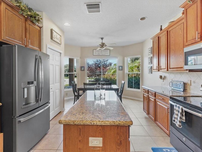 Photo 23 of 54 - 564 Winthrop Dr, Spring Hill, FL 34609