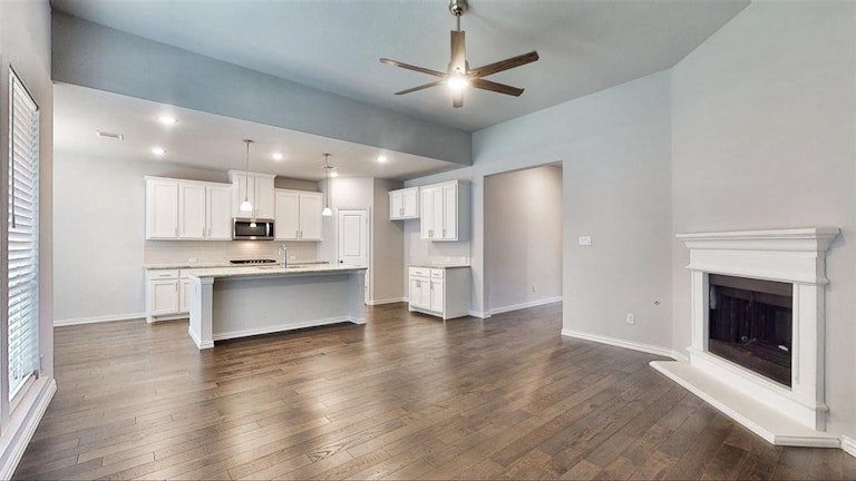 Photo 4 of 35 - 3025 Pioneer Path, Little Elm, TX 75068