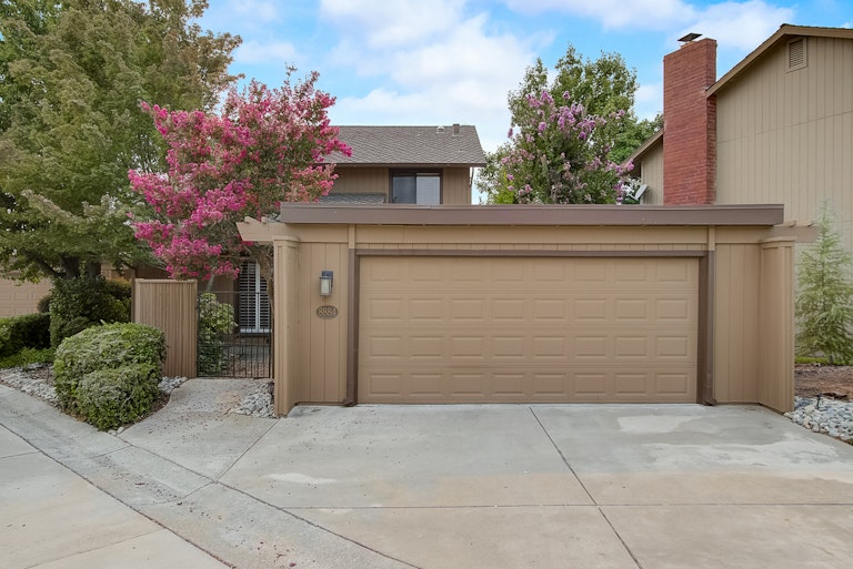 Photo 1 of 35 - 8884 Bluff Ln, Fair Oaks, CA 95628