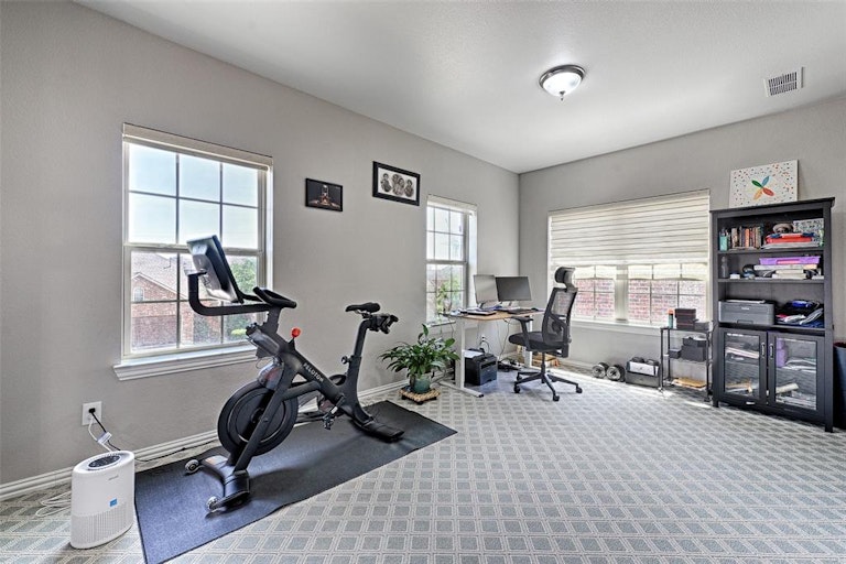 Photo 19 of 32 - 204 Vagon Castle Ln, Lewisville, TX 75056