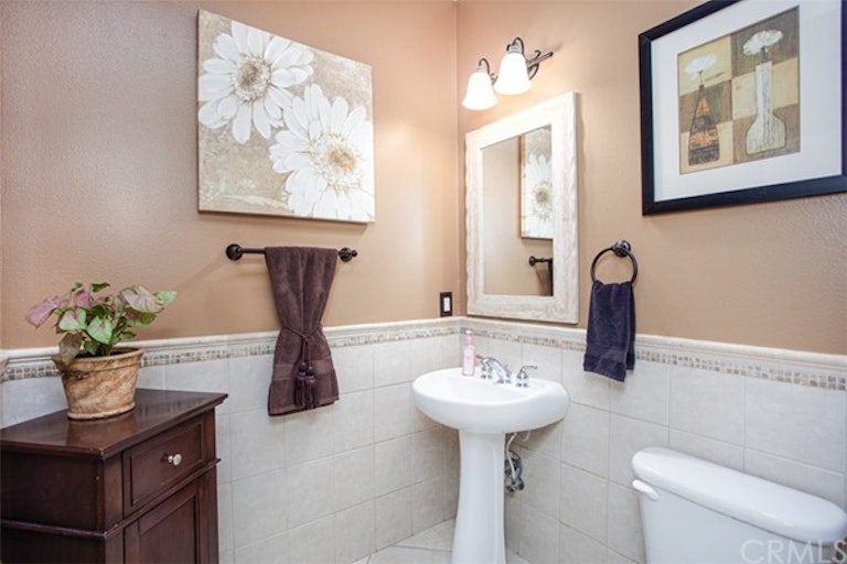 Photo 21 of 53 - 17264 Bluff Vista Ct, Riverside, CA 92503