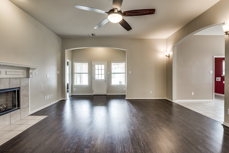 Photo 11 of 24 - 1226 Long Leaf Dr, Savannah, TX 76227