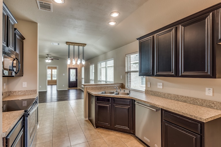 Photo 11 of 25 - 1308 Land Oak Rd, Royse City, TX 75189