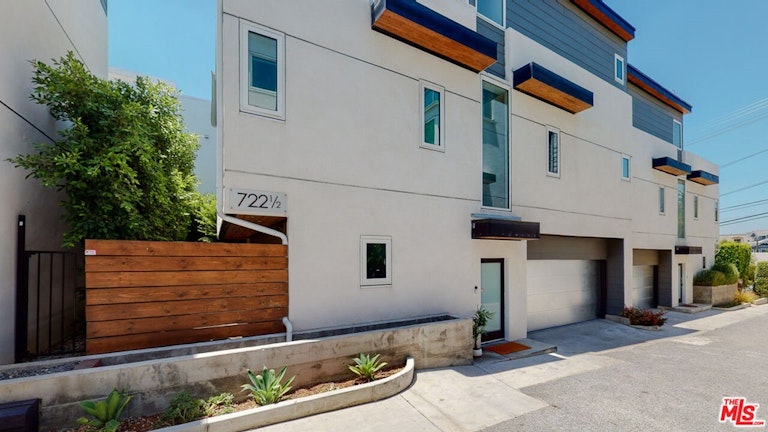 Photo 1 of 29 - 722 Lucile Ave, Los Angeles, CA 90026