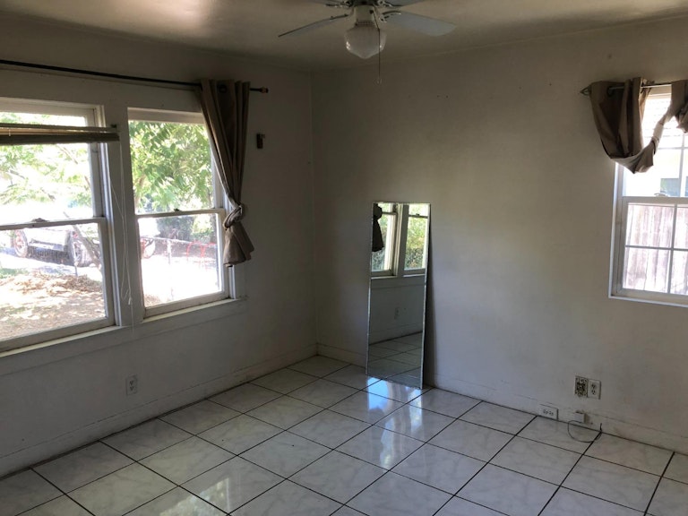 Photo 11 of 19 - 5080 Enrico Blvd, Sacramento, CA 95820