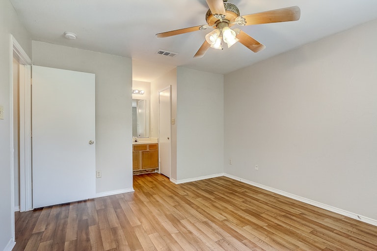 Photo 6 of 22 - 6814 Barrett Dr, Dallas, TX 75217