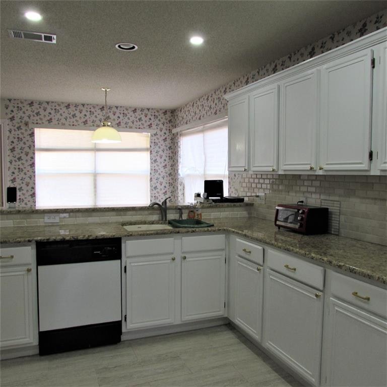 Photo 9 of 32 - 1345 Mill Wood Ln, Garland, TX 75040