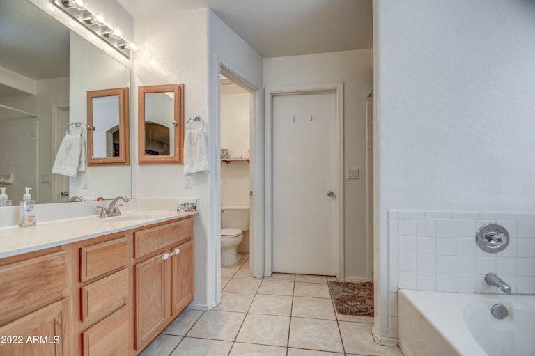 Photo 16 of 32 - 19 S Tiago Dr, Gilbert, AZ 85233