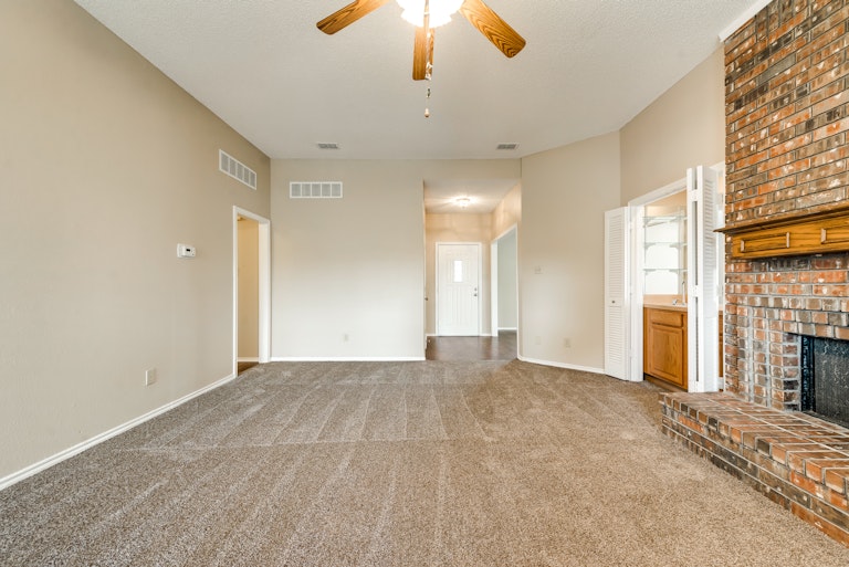 Photo 19 of 30 - 1403 Mapleview Dr, Carrollton, TX 75007