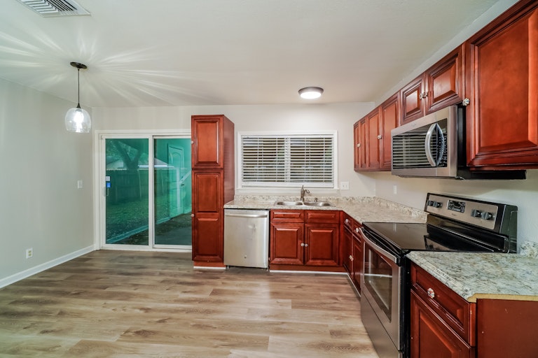 Photo 16 of 25 - 7115 Glen Trl, San Antonio, TX 78239