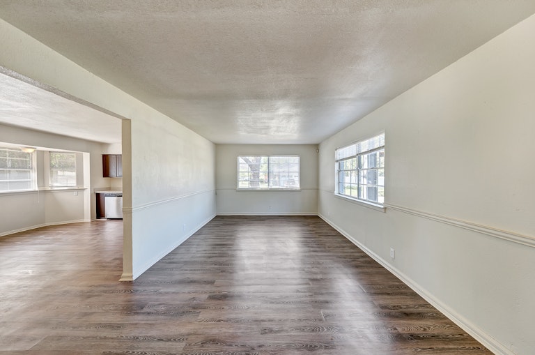 Photo 12 of 26 - 1412 Navaho St, Arlington, TX 76012