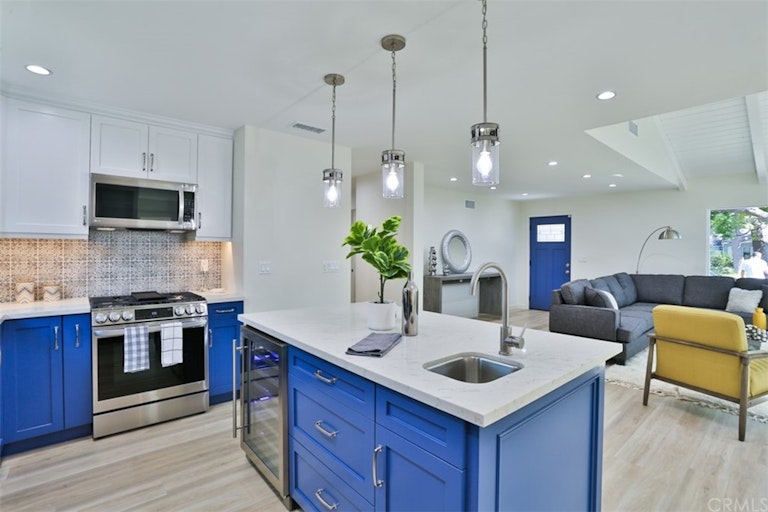 Photo 13 of 36 - 4211 W Woodland Ave, Burbank, CA 91505