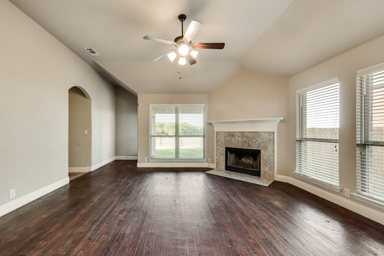 Photo 5 of 37 - 1129 Longhorn Dr, Aubrey, TX 76227