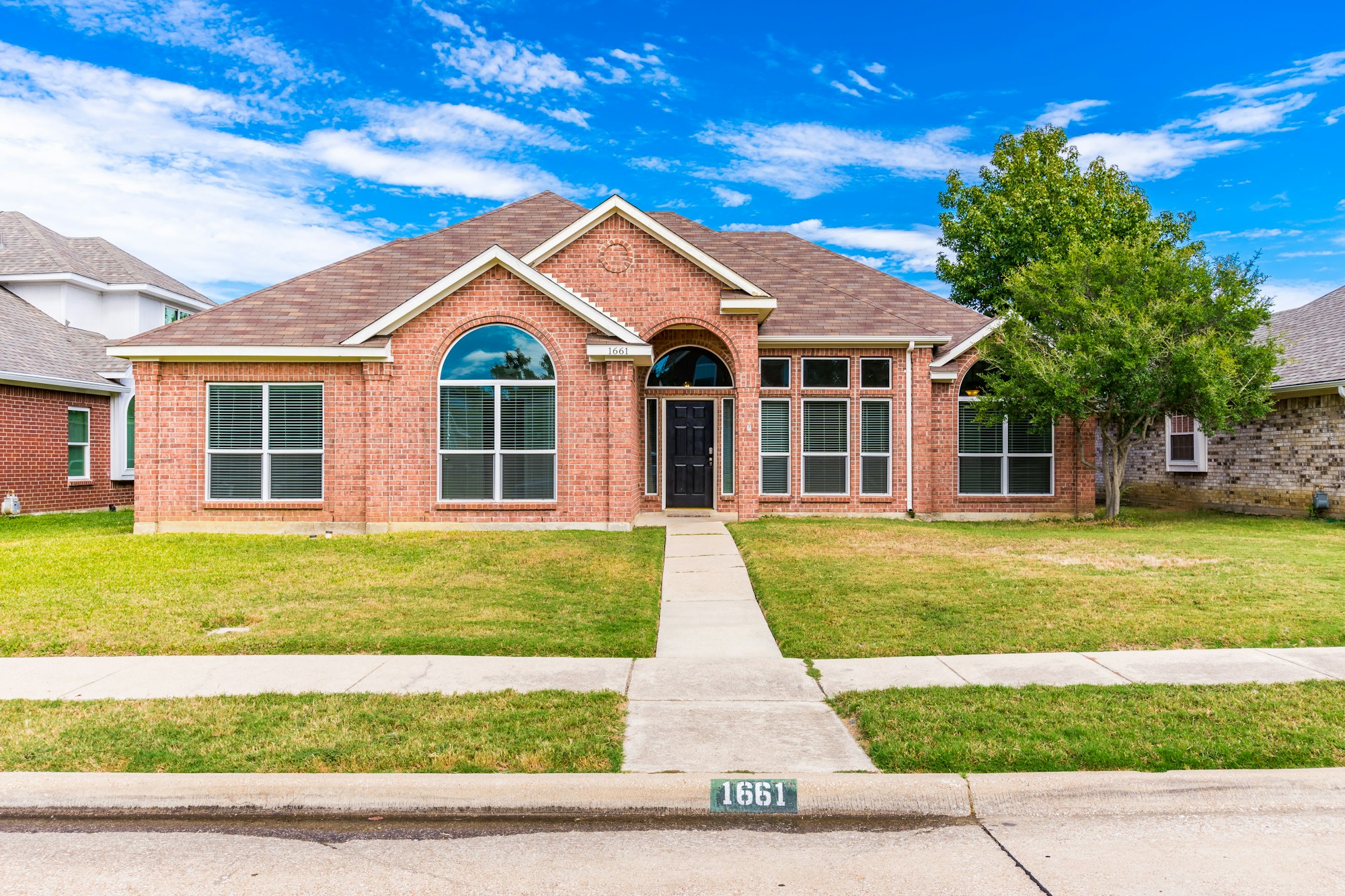Photo 1 of 28 - 1661 Glenmore Dr, Lewisville, TX 75077