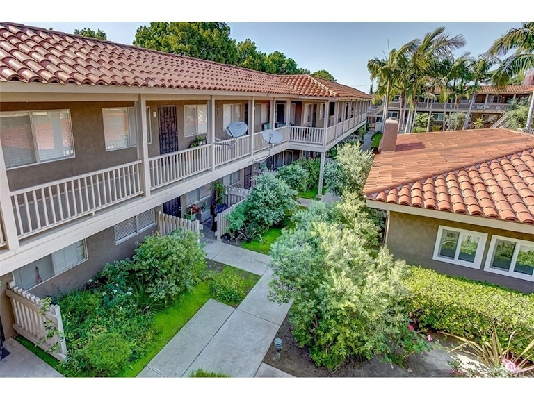 Photo 3 of 30 - 555 S La Veta Park Cir #116, Orange, CA 92868